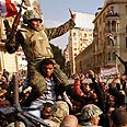 מצרים מפגינים קהיר מנקים את כיכר א-תחריר תחריר (צילום: רויטרס)