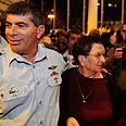 הרמטכ"ל גבי אשכנזי עם אמו פרידה ואחיו תא"ל אבי אשכנזי (צילום: באדיבות דובר צה"ל)