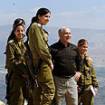 נתניהו עם לוחמות, השבוע בבקעת הירדן צילום: משה מילנר לע"מ