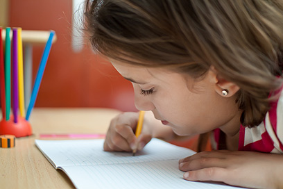 חשוב: למדו את הילדים לכתוב משני צדי הדף, (צילום: shutterstock)