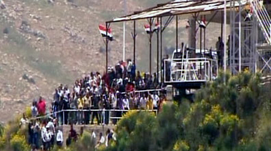 מפגינים על הגבול הסורי (צילום: רויטרס)