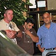 מימין לשמאל: אבי נוימן אלי אסיאג עופר מועלם יואב קוטלר חוקר חוקרים זירת רצח אושרנקו (צילום: אבי מועלם)