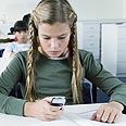 ילדה טלפון שיעור בית ספר לימודים SMS מסמסת מתבגרת נערה (צילום: Index Open)