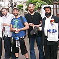 הרב הולצברג עם חברים במומבאי צילום: COL.ORG.IL