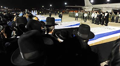 ארונות ההרוגים, הלילה בנתב"ג (צילום: לע"מ)