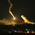 פצצות תאורה מעל עזה צילום: AFP
