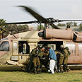 פינוי פצוע פצועים מסוק סורוקה באר שבע עזה עופרת יצוקה (צילום: AP)