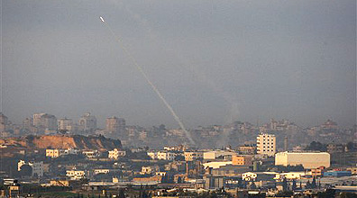 שיגור רקטות לעבר ישראל בתקופת עופרת יצוקה (צילום ארכיון: AP)