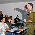 קצינים בכיתה. שיתוף פעולה מבורך צילום: הרצל יוסף