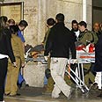 פינוי הפצוע לבית החולים צילום: רויטרס