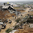 רצועת עזה פלסטינים הריסות עופרת יצוקה (צילום: AP)