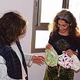 חגית כהן ומרכולתה האורגנית צילום: לימור בוטנרו
