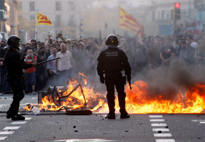 הפגנות בספרד על רקע המשבר הכלכלי (צילום: רויטרס)