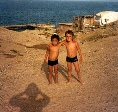 הילדים רצו יחפים בחולות, תיירות צעדו עירומות כבגן העדן. הקיץ של אופירה (צילום רפרודוקציה: נועם מושקוביץ)