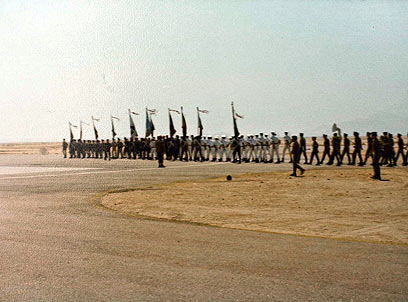 פינוי אופירה. התושבים התפנו לחוף, הבסיסים פוצצו - וסיני הפכה שוב מצרית (צילום רפרודוקציה: נועם מושקוביץ)