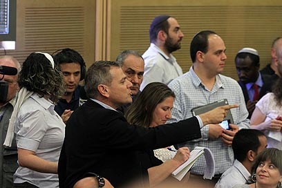 ח"כ הורוביץ מתפרץ לעבר נתניהו ומופז (צילום: גיל יוחנן)