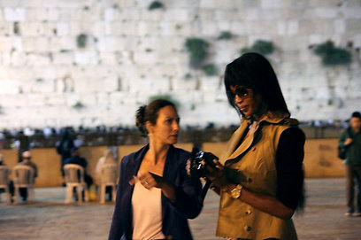 איזה כלה יצאתי שבאתי לפני מדונה. נעמי קמפבל