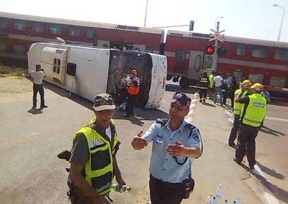 האוטובוס ההפוך. הנוסעים חילצו את עצמם (צילום: זאב טרכטמן)