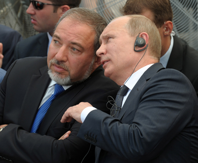 "אני משוכנע ששיתוף פעולה בין רוסיה לישראל יתפתח גם בהמשך". פוטין וליברמן  (צילום: אבי אוחיון, לע"מ)