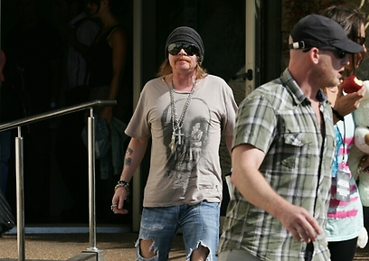 אקסל רוז ביציאה משדה התעופה בישראל   (צילום: שוקה כהן)