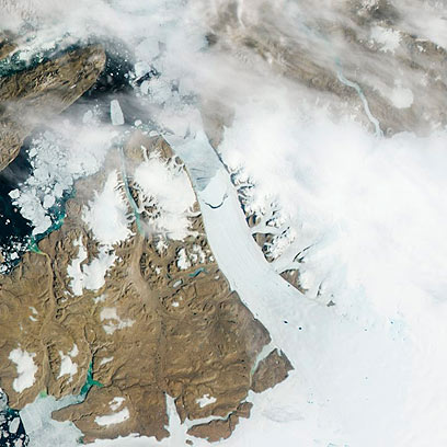 במרכז התמונה: שבר בצורת חצי-סהר בקרחון (צילום: AP)