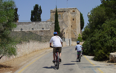 רוכבים על אופניים בירושלים (צילום: הלל זוסמן, מנהל פרויקט ישראל לאופניים)