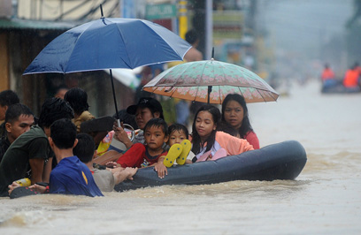 מאות אלפים נתקעו בכבישים המוצפים. מנילה (צילום: AFP)