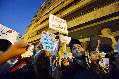מקדם את הסרט: הכומר שאיים לשרוף קוראן. מפגינים בקהיר (צילום: AFP)