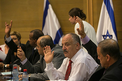 בדרך לבחירות, מצביעים בוועדת הכנסת בעד הצעת החוק הממשלתית (אוהד צויגנברג)