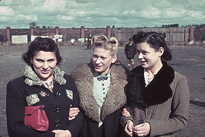 נשים בגטו קוטנו ב-1940. לא מן הנמנע שייגר ביקש את רשותן לצלם ושוחח איתן (צילום: Gettyimages)
