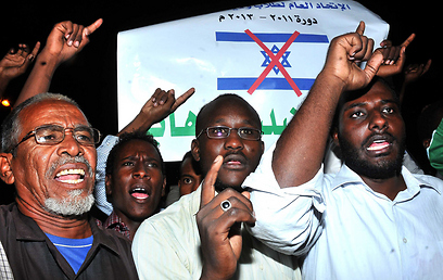 מפגינים נגד ישראל בחרטום (צילום: AFP)