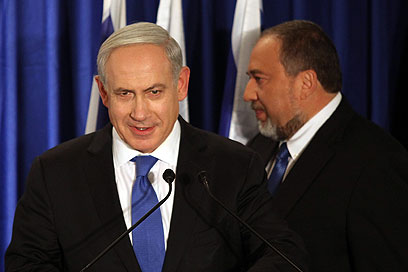 ליברמן חוזר לליכוד. אמש עם נתניהו (צילום: EPA)