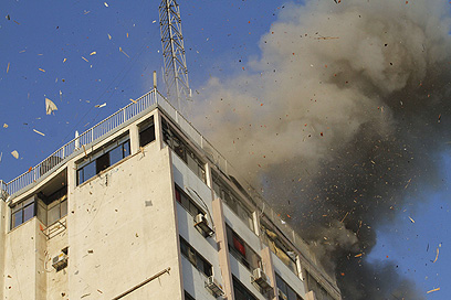 הפגיעה בבניין ערוץ הטלוויזיה של חמאס (צילום: AFP)