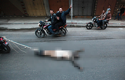 חשודים בשיתוף פעולה הוצאו להורג ברחוב בעזה (צילום: רויטרס)