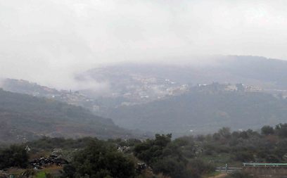 ערפל כבד מעל כפר קניה, היום (צילום: אביהו שפירא)