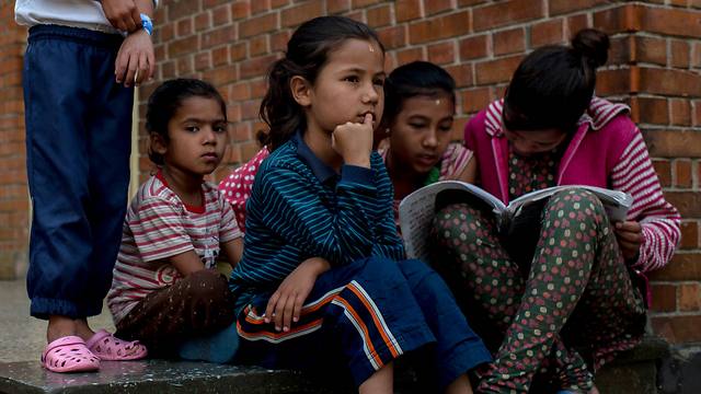 חודש לאסון בנפאל: ילדים נמסרים לעבדות