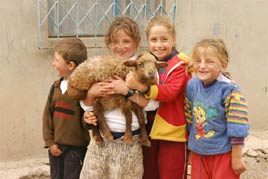 ילדים עם טלה