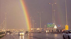 קשת בענן מעל כביש
