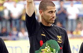 אבי נמני מקבל פרחים ממכבי ת