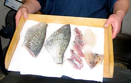נתחי הדג מוכנים לחיתוך