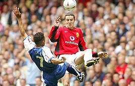 ג'ון אושה (באדום) מנצ'סטר יונייטד מול מגן מילוול