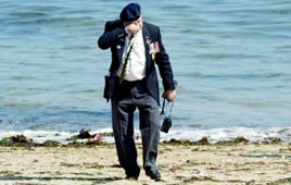 חייל בריטי ותיק על חוף נורמנדי