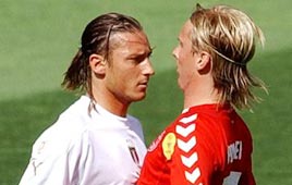 פרנצ'סקו טוטי כריסטיאן פאולסן נבחרת-איטליה נבחרת-דנמרק