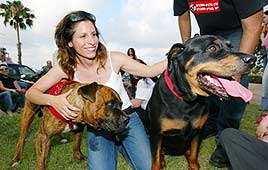 אורנה בנאי בהפגנה נגד סירוס הכלבים