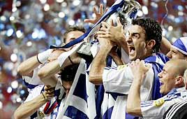 שחקני יוון חוגגים עם הגביע