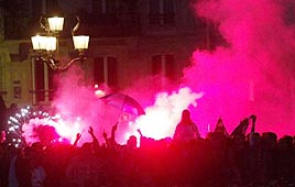 אוהדים יוונים חוגגים בפריז יוון פורטוגל