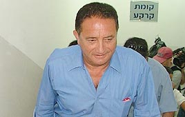 יוסי מימן מגיע לחקירה בבת ים