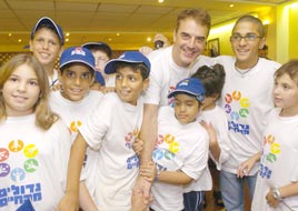 כריס נות' עם ילדי עמותת 