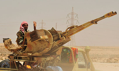 המורדים בלוב. המערב סייע במיליארדי דולרים (צילום: רויטרס)