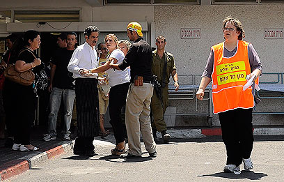 פינוי הפצועים לבית החולים יוספטל באילת (צילום: רויטרס)